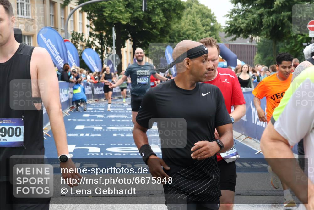 30.06.2024 - hella hamburg halbmarathon Lena Gebhardt http://msf.ph/oto/6675848 30.06.2024 10:39:55 Ziel 511, 1673, 3852, 4761, 4763, 5925, 7441, 9246, 9530, 10684, 10900, 10945, 11693, 12093 meine-sportfotos.de
