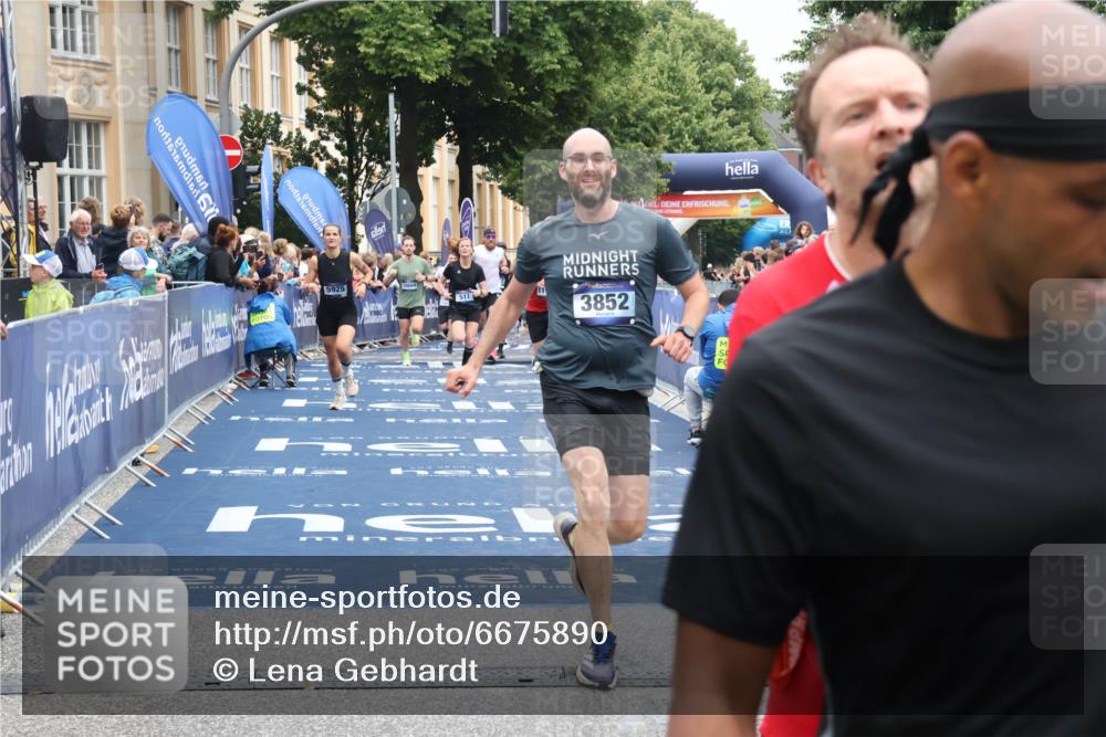 30.06.2024 - hella hamburg halbmarathon Lena Gebhardt http://msf.ph/oto/6675890 30.06.2024 10:39:56 Ziel 511, 1673, 2752, 3852, 4761, 4763, 5925, 7441, 9246, 9530, 10684, 10900, 10945, 11693 meine-sportfotos.de