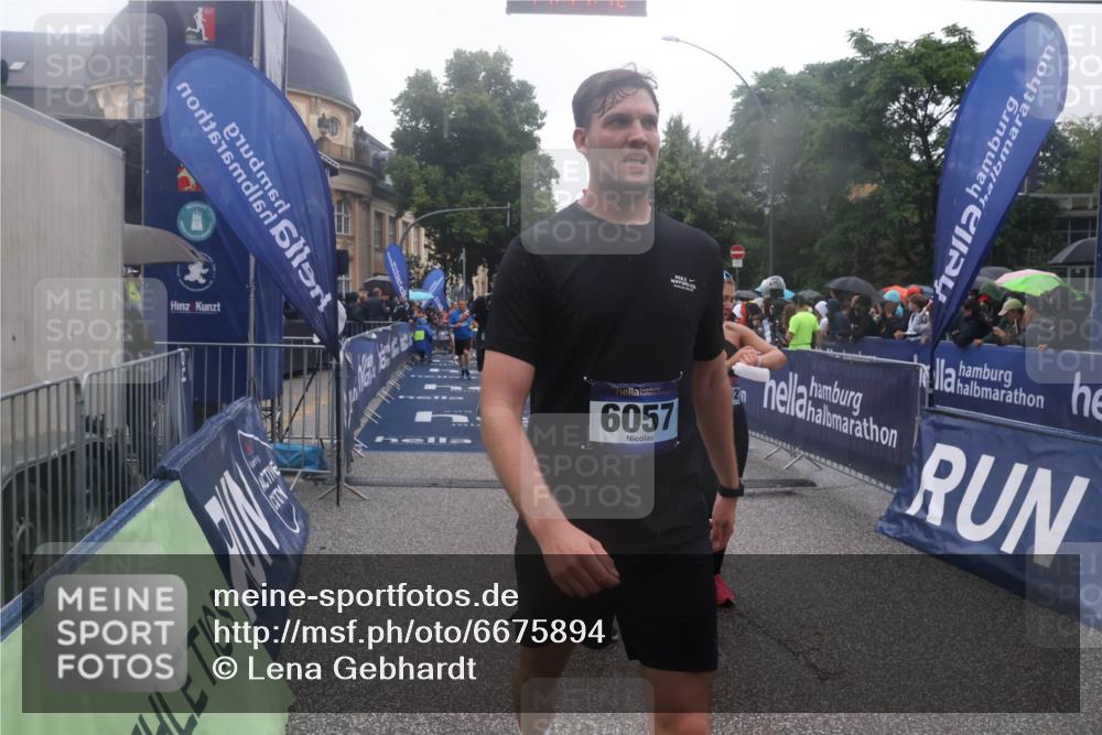 30.06.2024 - hella hamburg halbmarathon Lena Gebhardt http://msf.ph/oto/6675894 30.06.2024 11:44:40 Ziel 867, 1930, 2161, 2162, 4383, 5694, 6057, 6168, 6771, 7247, 7486, 8373, 9297, 9526, 9542, 10553, 11452, 11828, 12204, 13147 meine-sportfotos.de