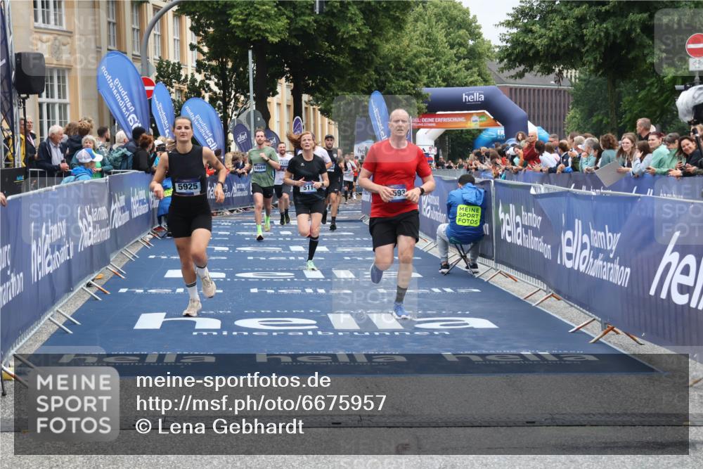 30.06.2024 - hella hamburg halbmarathon Lena Gebhardt http://msf.ph/oto/6675957 30.06.2024 10:39:58 Ziel 511, 1421, 1673, 2752, 3852, 5925, 7402, 7441, 8933, 9246, 9530, 10684, 10945, 11693, 12329 meine-sportfotos.de