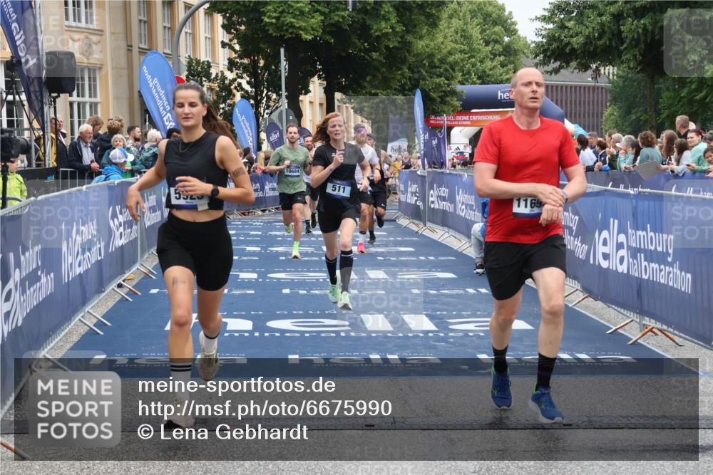 30.06.2024 - hella hamburg halbmarathon Lena Gebhardt http://msf.ph/oto/6675990 30.06.2024 10:39:59 Ziel 511, 1421, 2752, 3852, 5925, 7402, 8933, 9530, 10684, 10945, 11693, 12329 meine-sportfotos.de