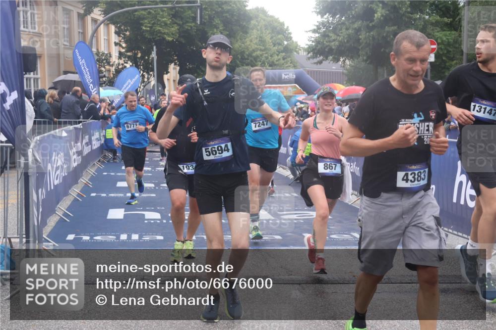 30.06.2024 - hella hamburg halbmarathon Lena Gebhardt http://msf.ph/oto/6676000 30.06.2024 11:44:42 Ziel 771, 867, 1930, 2929, 4383, 4883, 5694, 5838, 6057, 6168, 6341, 6771, 7247, 7486, 8373, 9526, 9542, 11452, 11828, 12204, 13147 meine-sportfotos.de