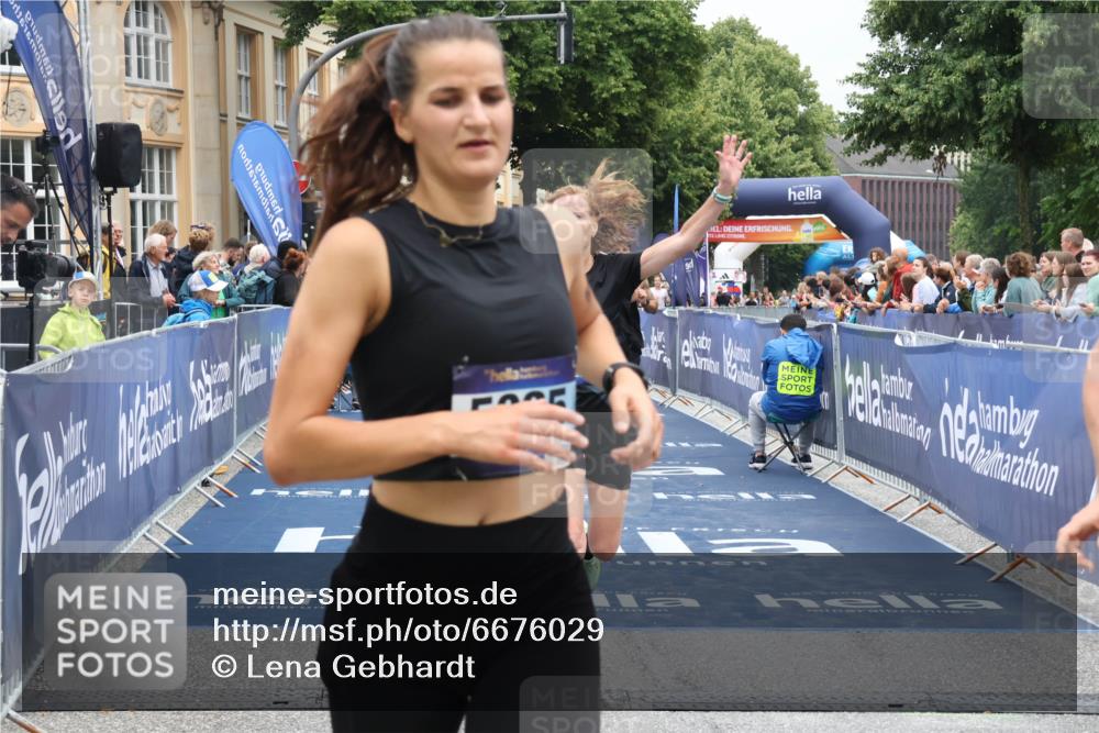 30.06.2024 - hella hamburg halbmarathon Lena Gebhardt http://msf.ph/oto/6676029 30.06.2024 10:40:00 Ziel 511, 1421, 1602, 2752, 3852, 5925, 7402, 8933, 10131, 10684, 11693, 12329 meine-sportfotos.de