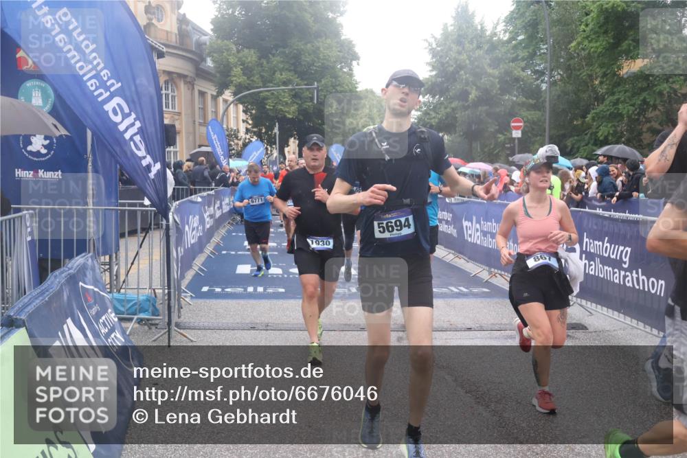 30.06.2024 - hella hamburg halbmarathon Lena Gebhardt http://msf.ph/oto/6676046 30.06.2024 11:44:43 Ziel 771, 867, 1314, 1930, 2929, 3664, 3665, 4383, 4883, 5694, 5838, 6168, 6341, 6771, 7247, 7486, 8373, 8420, 9526, 9542, 11452, 11828, 12204, 13147 meine-sportfotos.de