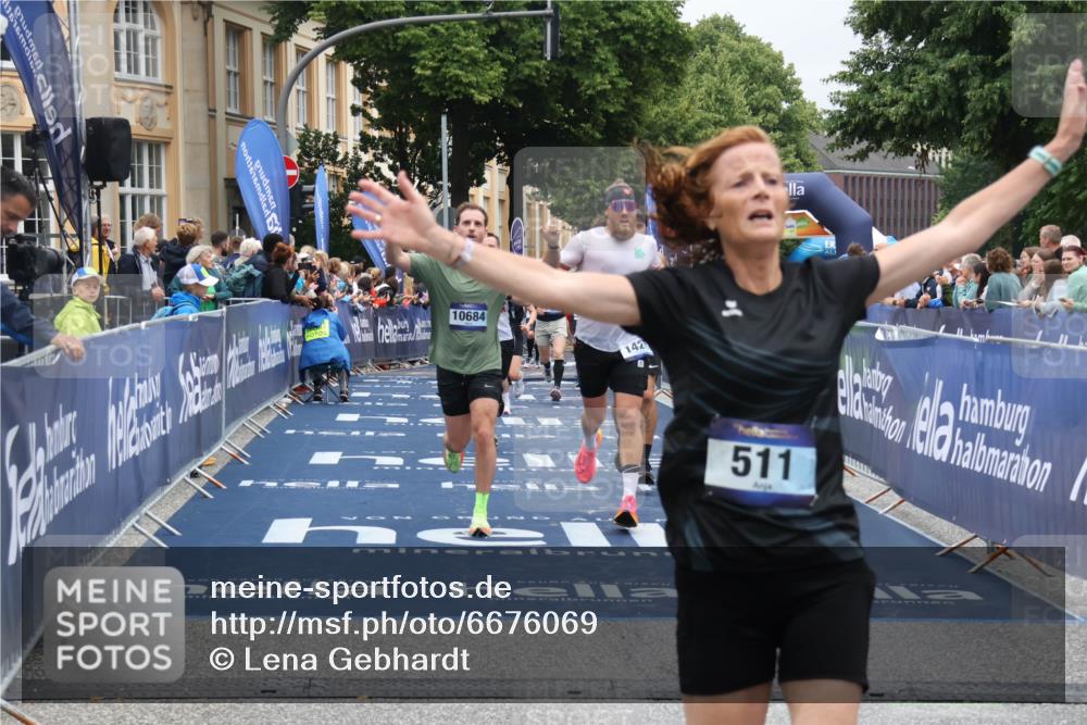 30.06.2024 - hella hamburg halbmarathon Lena Gebhardt http://msf.ph/oto/6676069 30.06.2024 10:40:01 Ziel 511, 1421, 1602, 2752, 3461, 3852, 4580, 5925, 7402, 8933, 10131, 10684, 11693, 12213, 12329 meine-sportfotos.de