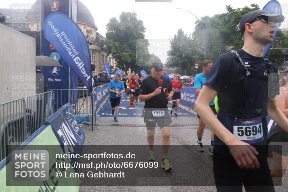 30.06.2024 - hella hamburg halbmarathon Lena Gebhardt http://msf.ph/oto/6676099 30.06.2024 11:44:44 Ziel 771, 867, 1314, 1930, 2929, 3664, 3665, 4383, 4883, 5694, 5723, 5838, 6168, 6341, 6503, 6771, 7203, 7247, 7486, 8373, 8420, 9526, 9542, 11828, 12204, 13147 meine-sportfotos.de