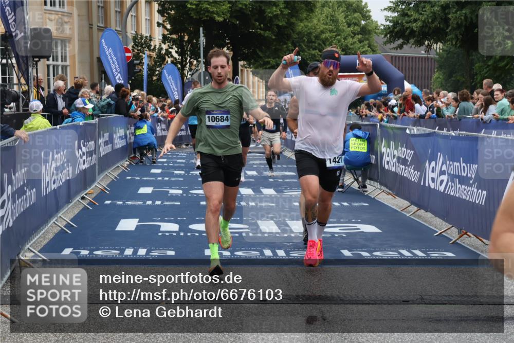 30.06.2024 - hella hamburg halbmarathon Lena Gebhardt http://msf.ph/oto/6676103 30.06.2024 10:40:02 Ziel 511, 717, 1421, 1602, 2752, 3461, 4580, 5925, 7402, 8933, 10131, 10684, 11693, 12213, 12329 meine-sportfotos.de