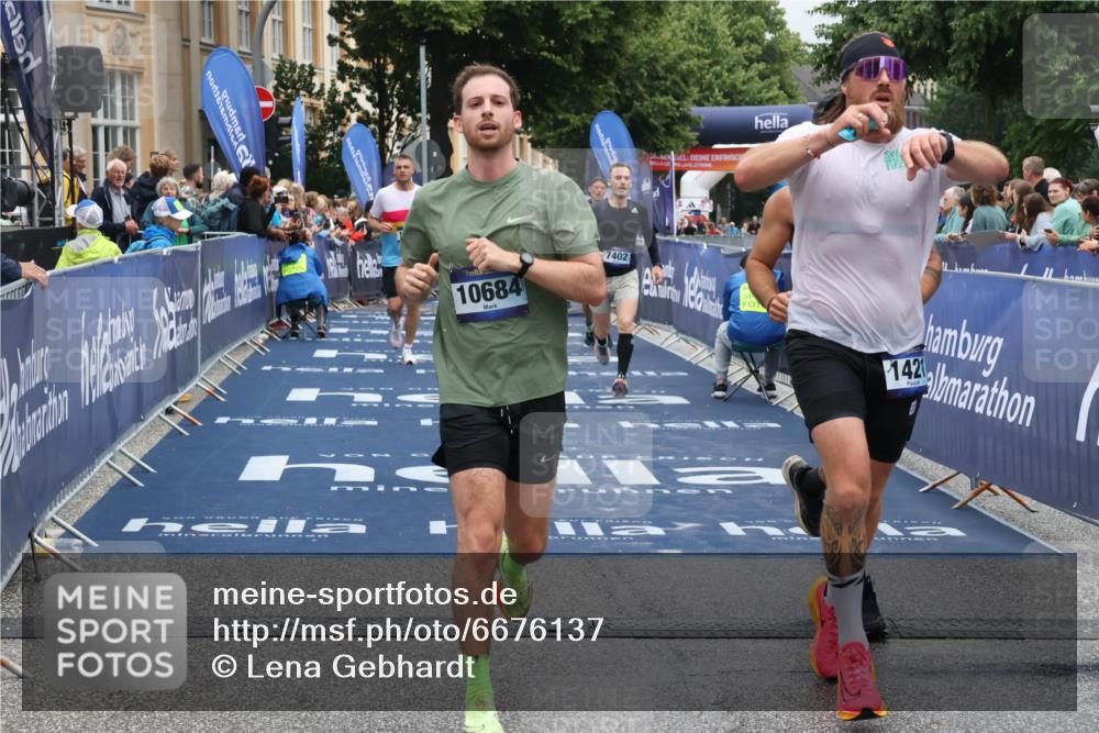 30.06.2024 - hella hamburg halbmarathon Lena Gebhardt http://msf.ph/oto/6676137 30.06.2024 10:40:03 Ziel 511, 717, 1421, 1602, 2752, 3461, 4580, 5925, 7137, 7402, 8933, 10131, 10684, 10693, 11693, 12213, 12329 meine-sportfotos.de
