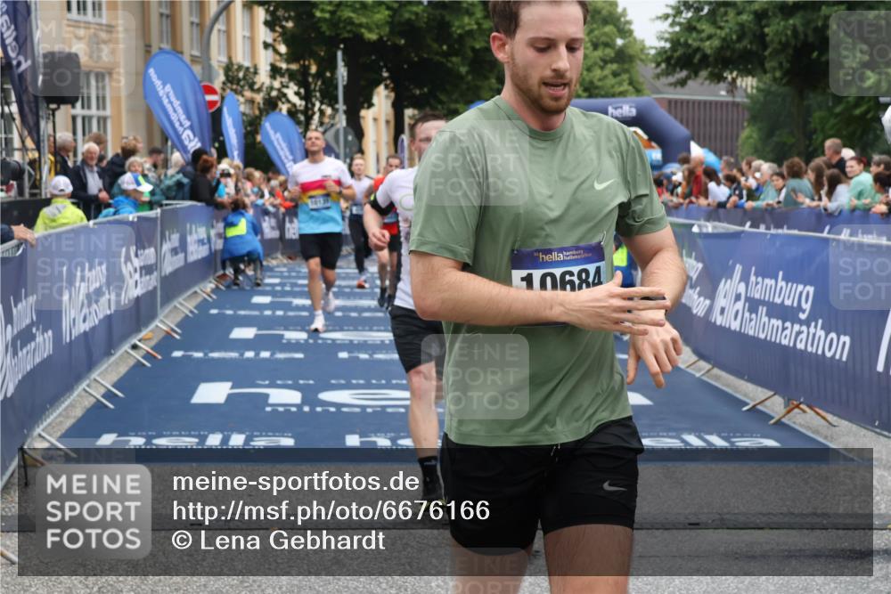 30.06.2024 - hella hamburg halbmarathon Lena Gebhardt http://msf.ph/oto/6676166 30.06.2024 10:40:04 Ziel 511, 717, 1421, 1602, 2752, 3461, 4580, 5925, 7137, 7402, 8933, 10131, 10684, 10693, 11693, 12213, 12329 meine-sportfotos.de