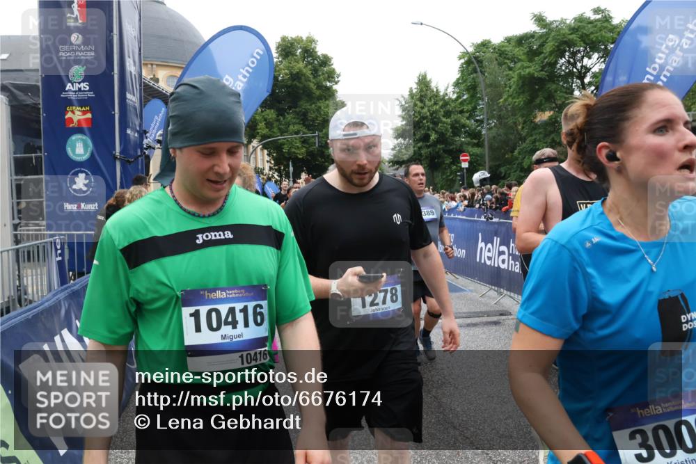 30.06.2024 - hella hamburg halbmarathon Lena Gebhardt http://msf.ph/oto/6676174 30.06.2024 11:11:03 Ziel 1181, 1225, 1278, 1335, 1687, 2457, 2978, 3000, 3250, 4459, 4517, 5017, 5131, 5152, 5181, 5735, 6158, 6354, 6452, 6887, 7085, 7088, 7252, 7284, 7806, 8749, 9076, 9086, 9619, 9628, 9811, 10089, 10416, 11054, 11343, 11405, 11585, 11686, 12223, 12389, 13466 meine-sportfotos.de