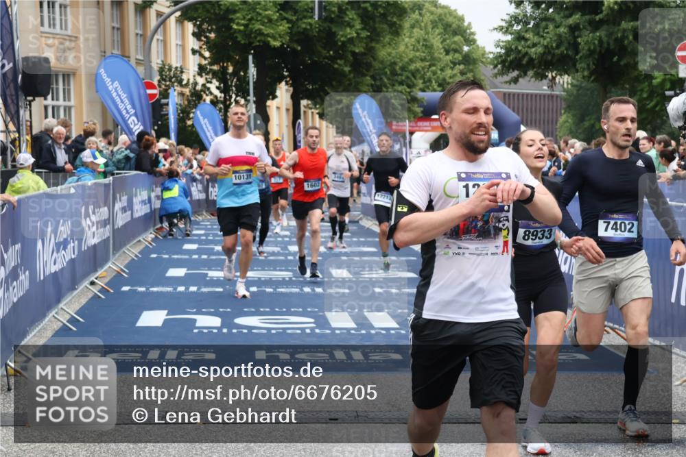 30.06.2024 - hella hamburg halbmarathon Lena Gebhardt http://msf.ph/oto/6676205 30.06.2024 10:40:05 Ziel 511, 717, 1421, 1602, 2752, 3461, 4580, 7137, 7402, 8933, 9743, 10131, 10684, 10693, 12203, 12213, 12329 meine-sportfotos.de