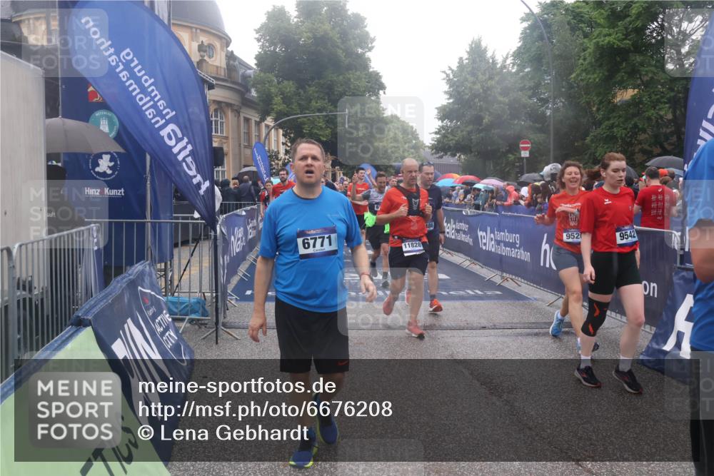 30.06.2024 - hella hamburg halbmarathon Lena Gebhardt http://msf.ph/oto/6676208 30.06.2024 11:44:46 Ziel 771, 796, 867, 1314, 1930, 2929, 3664, 3665, 4383, 4883, 5694, 5723, 5838, 6168, 6341, 6503, 6771, 7203, 7247, 7486, 8254, 8373, 8420, 8549, 9136, 9526, 9542, 9913, 10832, 11652, 11666, 11775, 11828, 13147 meine-sportfotos.de