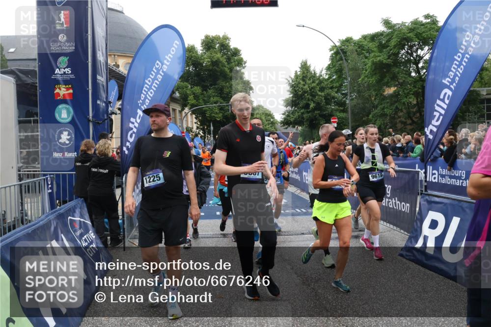 30.06.2024 - hella hamburg halbmarathon Lena Gebhardt http://msf.ph/oto/6676246 30.06.2024 11:11:05 Ziel 1181, 1225, 1278, 1335, 1687, 2457, 2978, 3000, 3250, 4459, 4517, 5017, 5152, 5181, 5243, 5735, 6002, 6158, 6354, 6452, 6887, 7085, 7088, 7252, 7284, 7806, 8842, 9076, 9619, 9628, 10089, 10416, 11054, 11343, 11405, 11585, 11686, 12223, 12389, 13466 meine-sportfotos.de