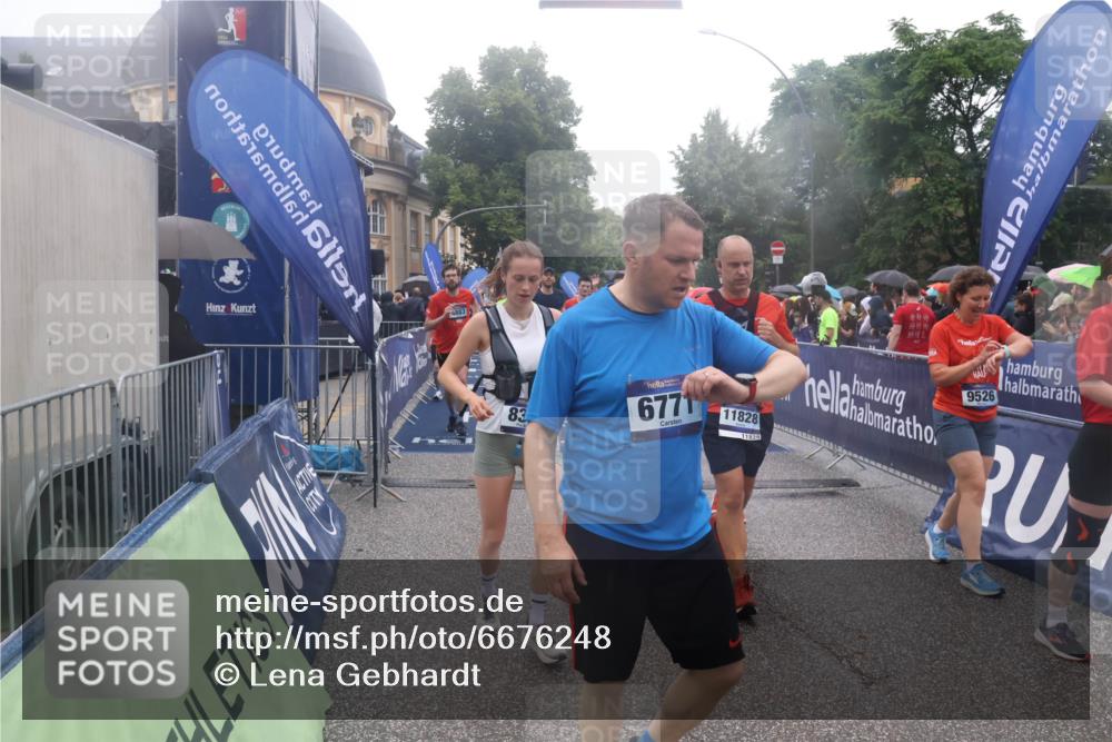 30.06.2024 - hella hamburg halbmarathon Lena Gebhardt http://msf.ph/oto/6676248 30.06.2024 11:44:47 Ziel 771, 796, 867, 1314, 1930, 2929, 3664, 3665, 4212, 4883, 5694, 5723, 5838, 6168, 6341, 6503, 6771, 7203, 7247, 7486, 8254, 8373, 8420, 8549, 9136, 9526, 9542, 9913, 10832, 11327, 11652, 11666, 11775, 11828, 11835, 13147 meine-sportfotos.de