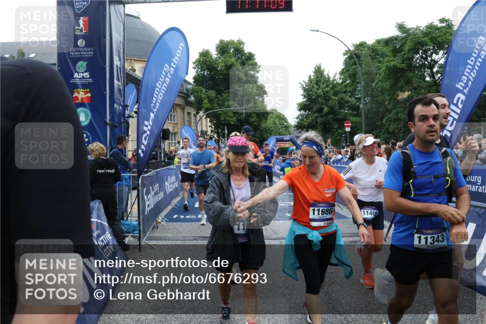 30.06.2024 - hella hamburg halbmarathon Lena Gebhardt http://msf.ph/oto/6676293 30.06.2024 11:11:08 Ziel 1181, 1225, 1335, 1687, 2457, 2607, 3250, 4517, 5005, 5243, 5735, 6002, 6059, 6158, 6354, 6887, 7085, 7088, 7284, 7806, 8780, 8842, 8961, 9076, 9619, 9630, 9869, 9943, 10089, 10878, 11054, 11343, 11405, 11585, 12223, 12389, 13466 meine-sportfotos.de