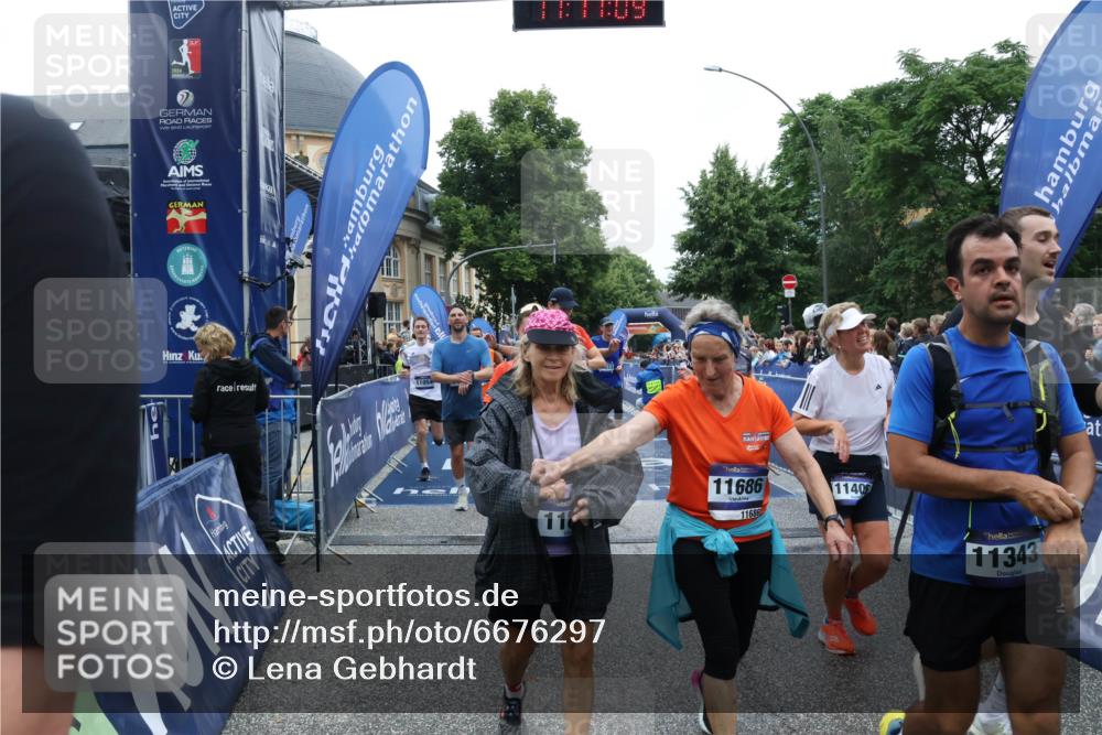 30.06.2024 - hella hamburg halbmarathon Lena Gebhardt http://msf.ph/oto/6676297 30.06.2024 11:11:08 Ziel 1181, 1225, 1335, 1687, 2457, 2607, 3250, 4517, 5005, 5243, 5735, 6002, 6059, 6158, 6354, 6887, 7085, 7088, 7284, 7806, 8780, 8842, 8961, 9076, 9619, 9630, 9869, 9943, 10089, 10878, 11054, 11343, 11405, 11585, 12223, 12389, 13466 meine-sportfotos.de