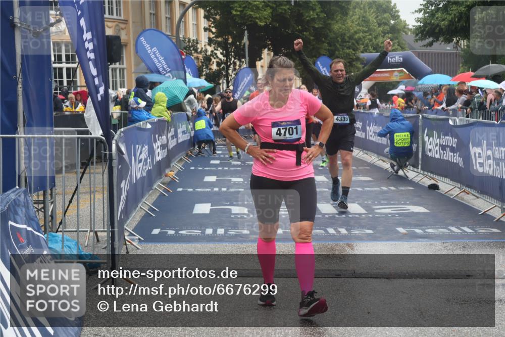 30.06.2024 - hella hamburg halbmarathon Lena Gebhardt http://msf.ph/oto/6676299 30.06.2024 12:24:01 Ziel 3643, 4339, 4701, 4702, 5516, 5517, 5525, 5526, 8432 meine-sportfotos.de