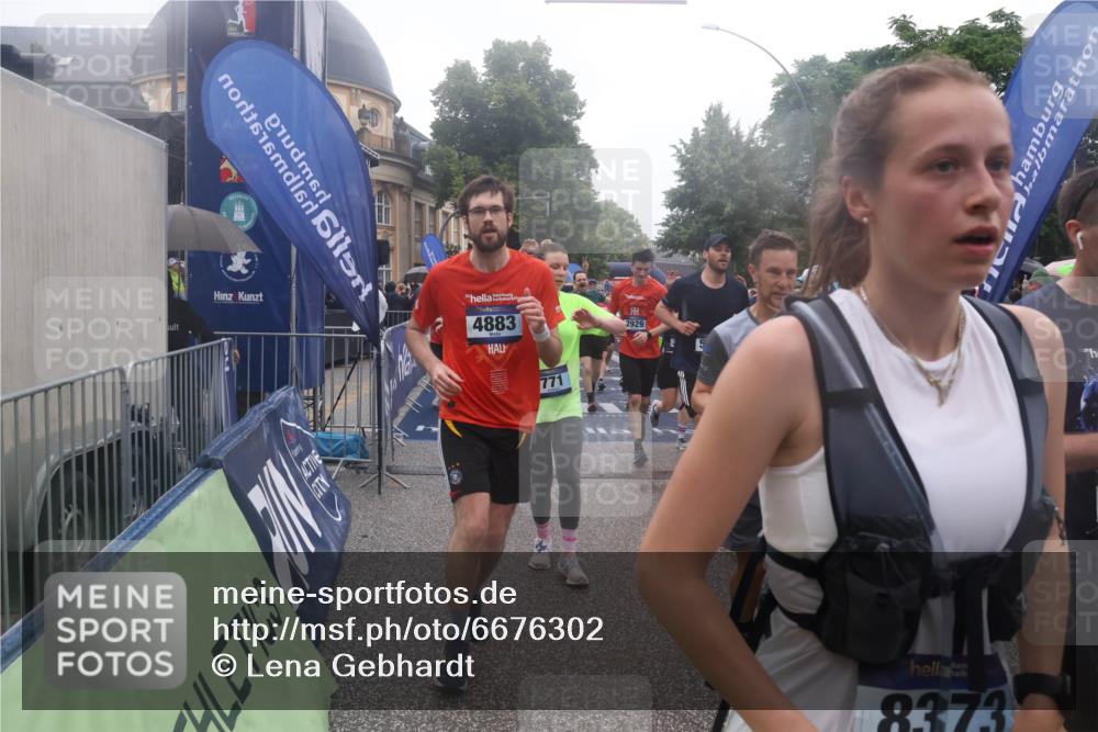 30.06.2024 - hella hamburg halbmarathon Lena Gebhardt http://msf.ph/oto/6676302 30.06.2024 11:44:49 Ziel 771, 796, 1314, 2039, 2884, 2929, 3664, 3665, 4212, 4298, 4883, 5723, 5838, 6168, 6341, 6503, 6771, 7203, 7486, 7687, 7688, 8254, 8373, 8420, 8549, 9128, 9136, 9526, 9542, 9913, 10832, 11327, 11652, 11666, 11775, 11828, 11835, 12092 meine-sportfotos.de