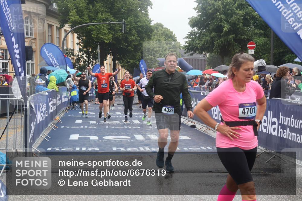 30.06.2024 - hella hamburg halbmarathon Lena Gebhardt http://msf.ph/oto/6676319 30.06.2024 12:24:03 Ziel 3643, 3992, 4339, 4701, 4702, 5516, 5517, 5668, 8432 meine-sportfotos.de