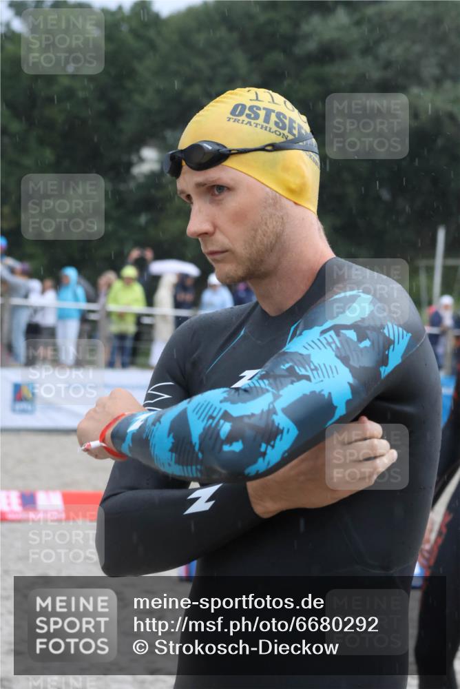 04.08.2024 - OstseeMan Strokosch-Dieckow http://msf.ph/oto/6680292 04.08.2024 06:50:55 Bevor dem Schwimmen  meine-sportfotos.de