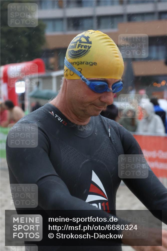 04.08.2024 - OstseeMan Strokosch-Dieckow http://msf.ph/oto/6680324 04.08.2024 06:51:54 Bevor dem Schwimmen  meine-sportfotos.de