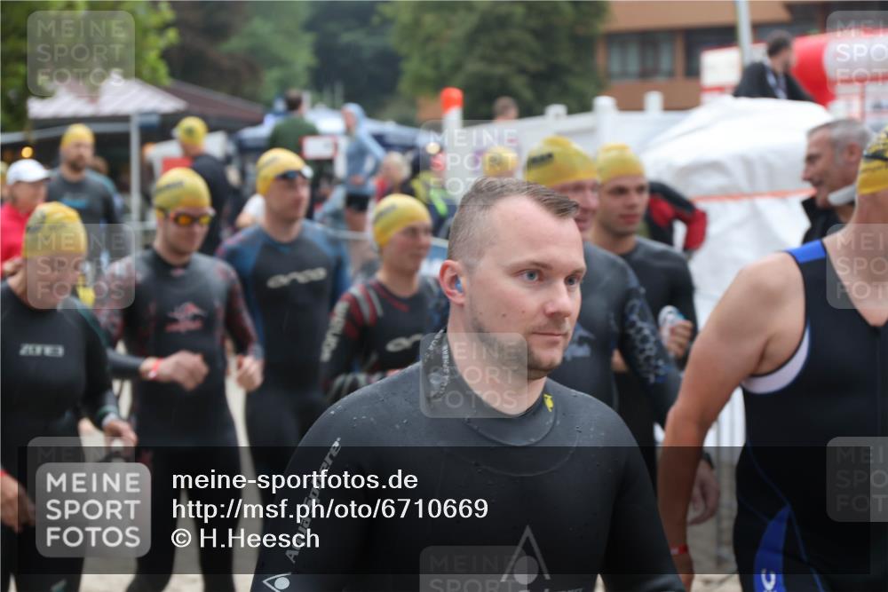 04.08.2024 - OstseeMan H.Heesch http://msf.ph/oto/6710669 04.08.2024 06:48:43 Bevor dem Schwimmen  meine-sportfotos.de