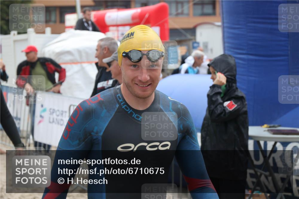04.08.2024 - OstseeMan H.Heesch http://msf.ph/oto/6710675 04.08.2024 06:48:49 Bevor dem Schwimmen  meine-sportfotos.de