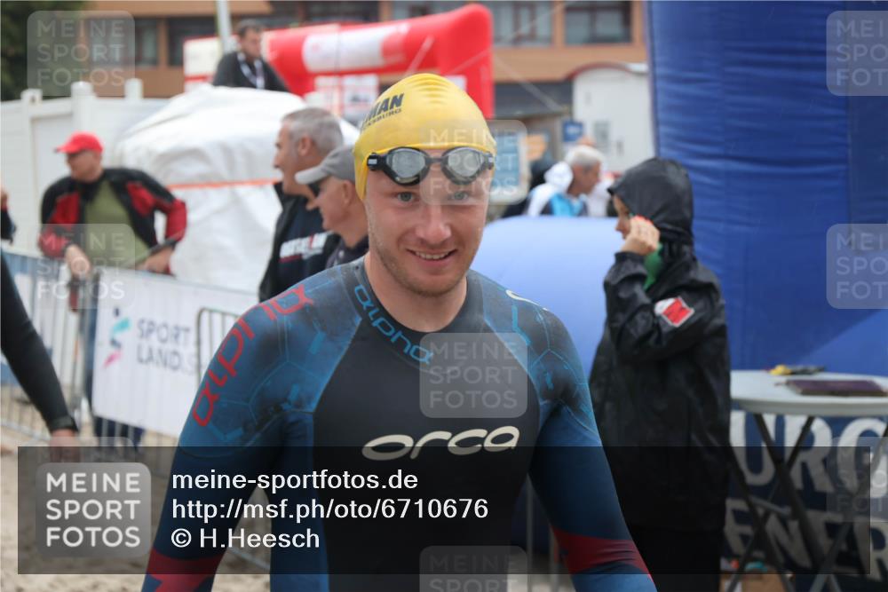 04.08.2024 - OstseeMan H.Heesch http://msf.ph/oto/6710676 04.08.2024 06:48:49 Bevor dem Schwimmen  meine-sportfotos.de