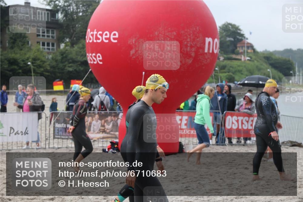 04.08.2024 - OstseeMan H.Heesch http://msf.ph/oto/6710683 04.08.2024 06:49:23 Bevor dem Schwimmen  meine-sportfotos.de