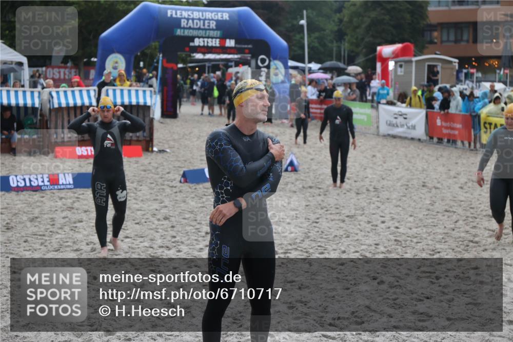 04.08.2024 - OstseeMan H.Heesch http://msf.ph/oto/6710717 04.08.2024 06:50:30 Bevor dem Schwimmen  meine-sportfotos.de
