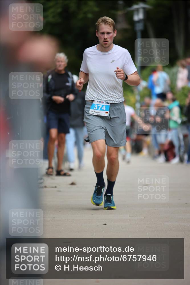04.08.2024 - OstseeMan H.Heesch http://msf.ph/oto/6757946 04.08.2024 13:31:52 Laufen 132, 304, 315, 473, 487, 554, 561, 672, 701, 704, 890, 1115, 1122 meine-sportfotos.de