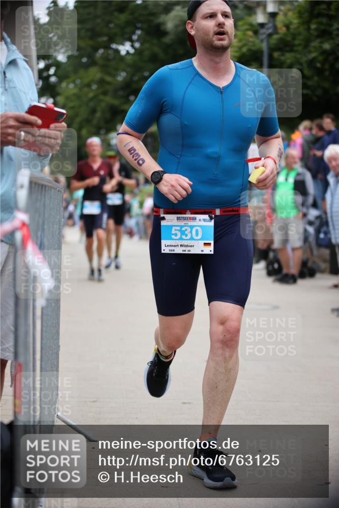 04.08.2024 - OstseeMan H.Heesch http://msf.ph/oto/6763125 04.08.2024 13:56:47 Laufen 253, 446, 497, 530, 564, 576, 633, 660, 663, 749, 771, 786, 794, 900, 907, 938, 1188, 1262 meine-sportfotos.de