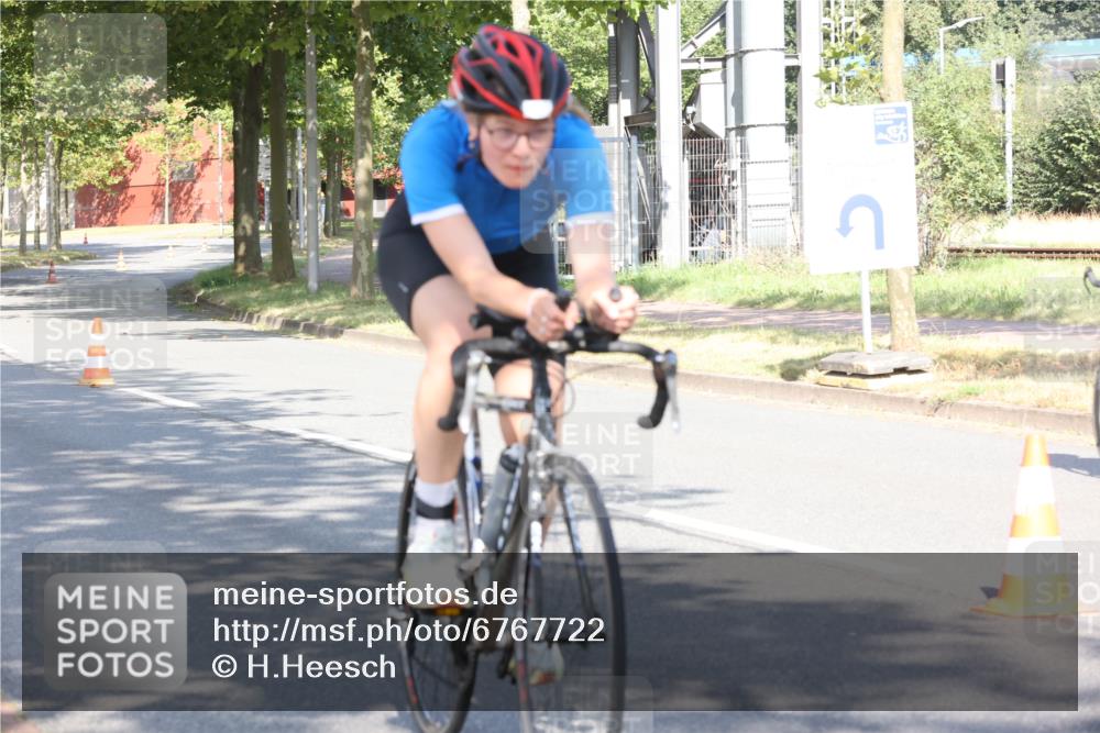 11.08.2024 - GEWOBA Citytriathlon Bremen H.Heesch http://msf.ph/oto/6767722 11.08.2024 10:19:43 Radfahren 3, 56, 59 meine-sportfotos.de