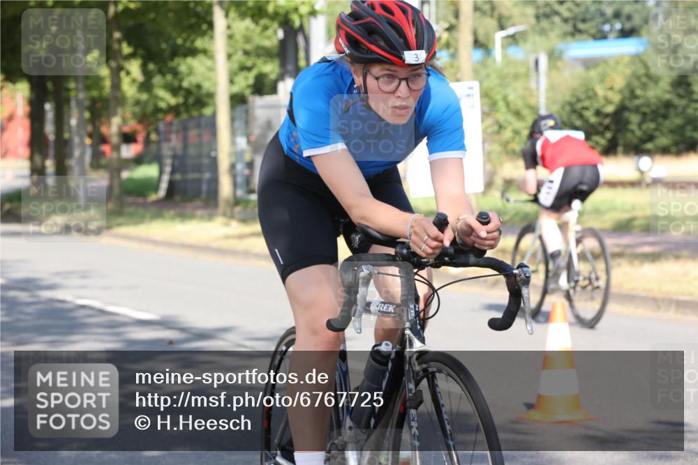 11.08.2024 - GEWOBA Citytriathlon Bremen H.Heesch http://msf.ph/oto/6767725 11.08.2024 10:19:43 Radfahren 3, 56, 59 meine-sportfotos.de