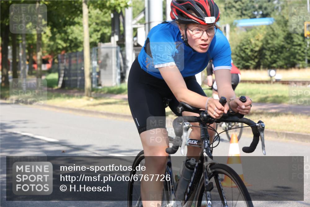 11.08.2024 - GEWOBA Citytriathlon Bremen H.Heesch http://msf.ph/oto/6767726 11.08.2024 10:19:43 Radfahren 3, 56, 59 meine-sportfotos.de