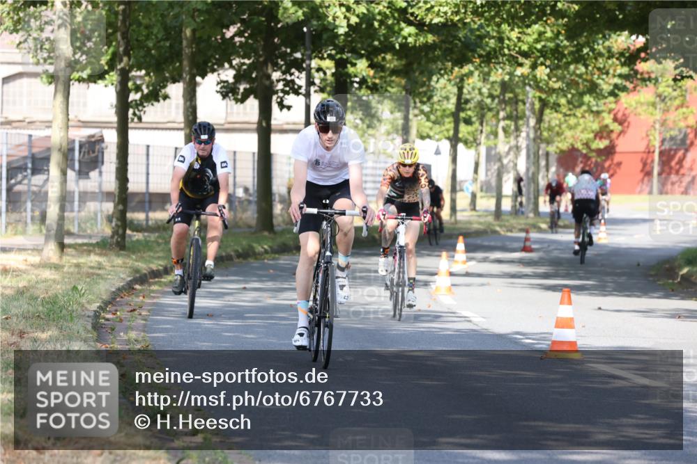 11.08.2024 - GEWOBA Citytriathlon Bremen H.Heesch http://msf.ph/oto/6767733 11.08.2024 10:20:47 Radfahren 7, 11, 20, 45, 52, 92 meine-sportfotos.de