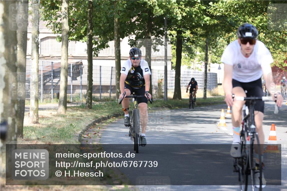 11.08.2024 - GEWOBA Citytriathlon Bremen H.Heesch http://msf.ph/oto/6767739 11.08.2024 10:20:48 Radfahren 7, 11, 20, 45, 52, 87, 92 meine-sportfotos.de