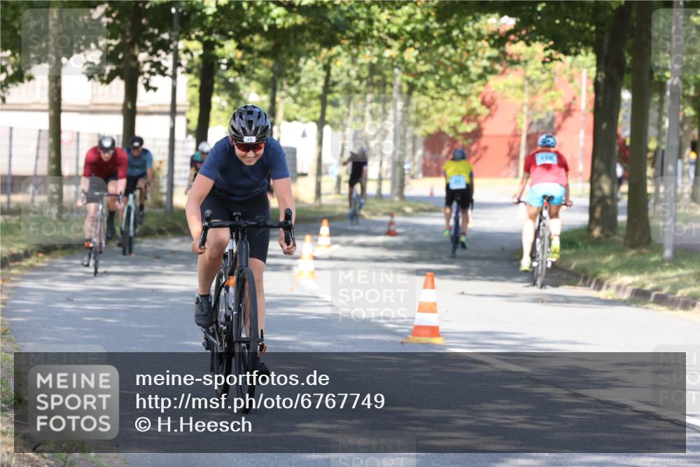11.08.2024 - GEWOBA Citytriathlon Bremen H.Heesch http://msf.ph/oto/6767749 11.08.2024 10:20:54 Radfahren 4, 7, 11, 20, 45, 52, 58, 87, 92 meine-sportfotos.de
