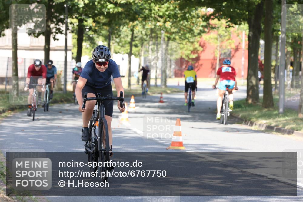 11.08.2024 - GEWOBA Citytriathlon Bremen H.Heesch http://msf.ph/oto/6767750 11.08.2024 10:20:54 Radfahren 4, 7, 11, 20, 45, 52, 58, 87, 92 meine-sportfotos.de