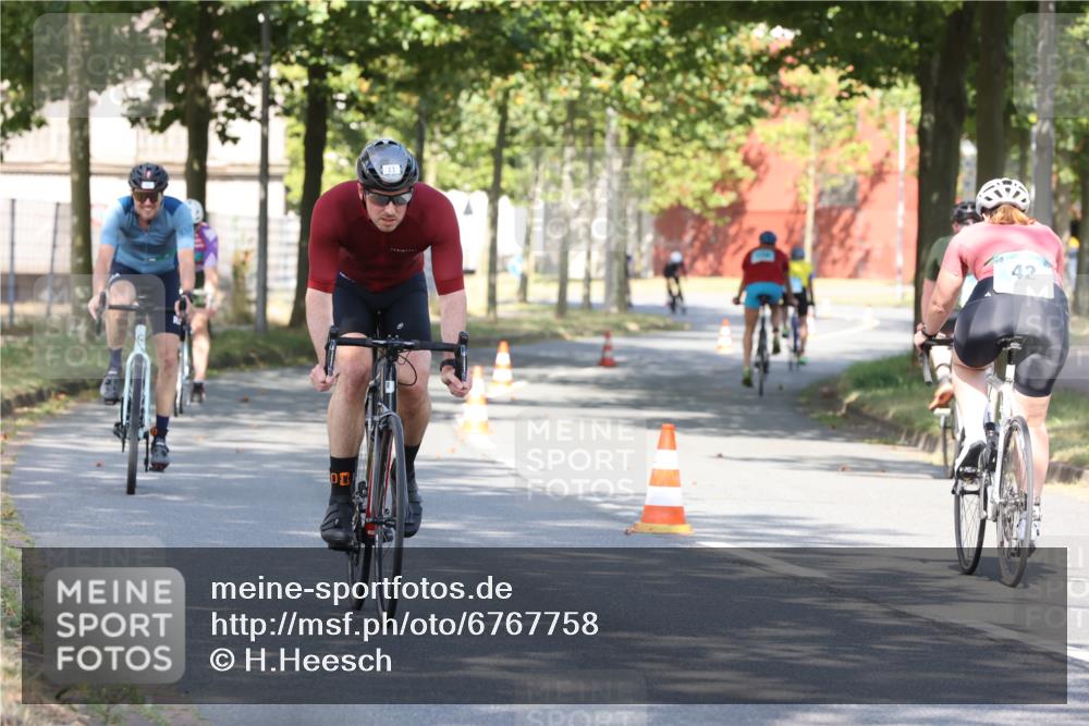 11.08.2024 - GEWOBA Citytriathlon Bremen H.Heesch http://msf.ph/oto/6767758 11.08.2024 10:20:56 Radfahren 4, 7, 11, 20, 45, 52, 58, 87, 92 meine-sportfotos.de