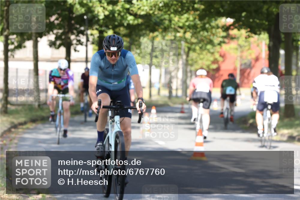 11.08.2024 - GEWOBA Citytriathlon Bremen H.Heesch http://msf.ph/oto/6767760 11.08.2024 10:20:58 Radfahren 4, 7, 11, 20, 45, 52, 58, 71, 87, 92 meine-sportfotos.de