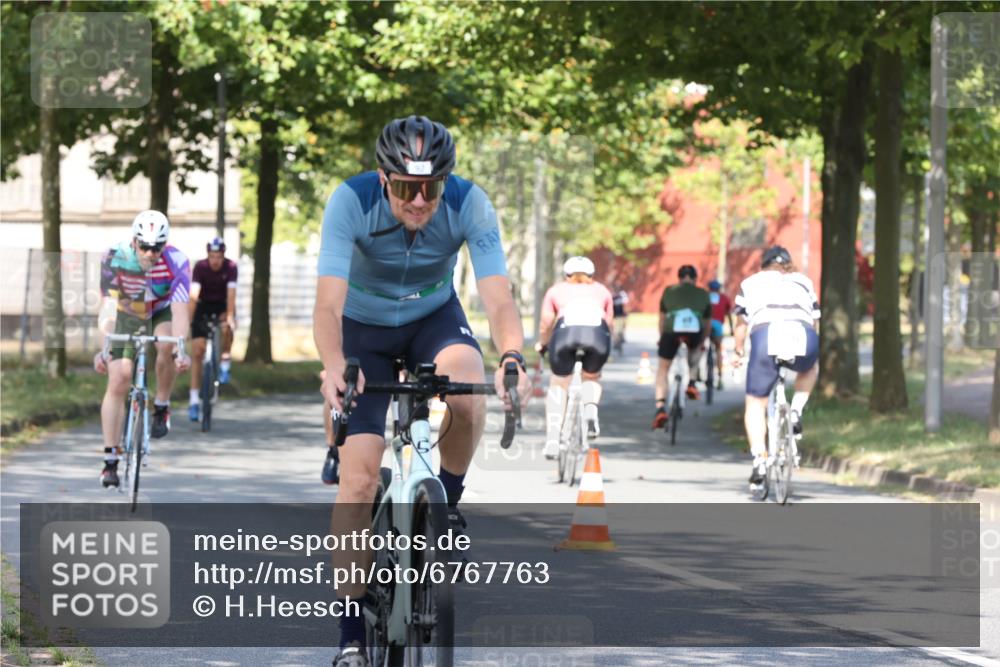 11.08.2024 - GEWOBA Citytriathlon Bremen H.Heesch http://msf.ph/oto/6767763 11.08.2024 10:20:58 Radfahren 4, 7, 11, 20, 45, 52, 58, 71, 87, 92 meine-sportfotos.de