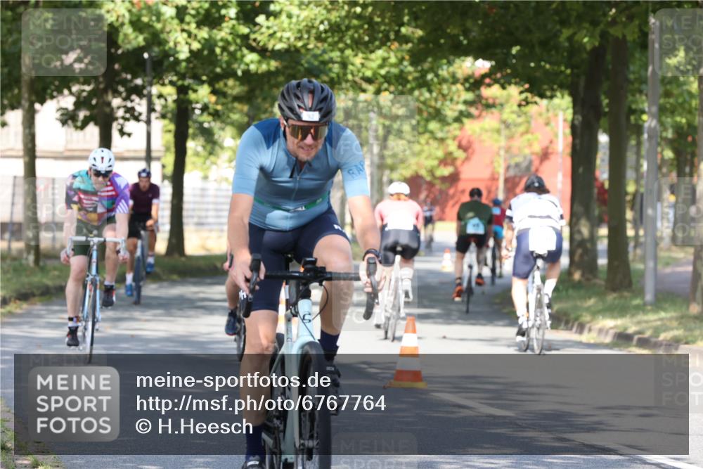 11.08.2024 - GEWOBA Citytriathlon Bremen H.Heesch http://msf.ph/oto/6767764 11.08.2024 10:20:58 Radfahren 4, 7, 11, 20, 45, 52, 58, 71, 87, 92 meine-sportfotos.de