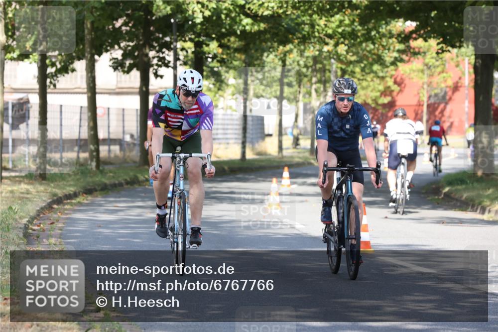11.08.2024 - GEWOBA Citytriathlon Bremen H.Heesch http://msf.ph/oto/6767766 11.08.2024 10:20:59 Radfahren 4, 11, 20, 30, 45, 52, 58, 71, 87, 92 meine-sportfotos.de