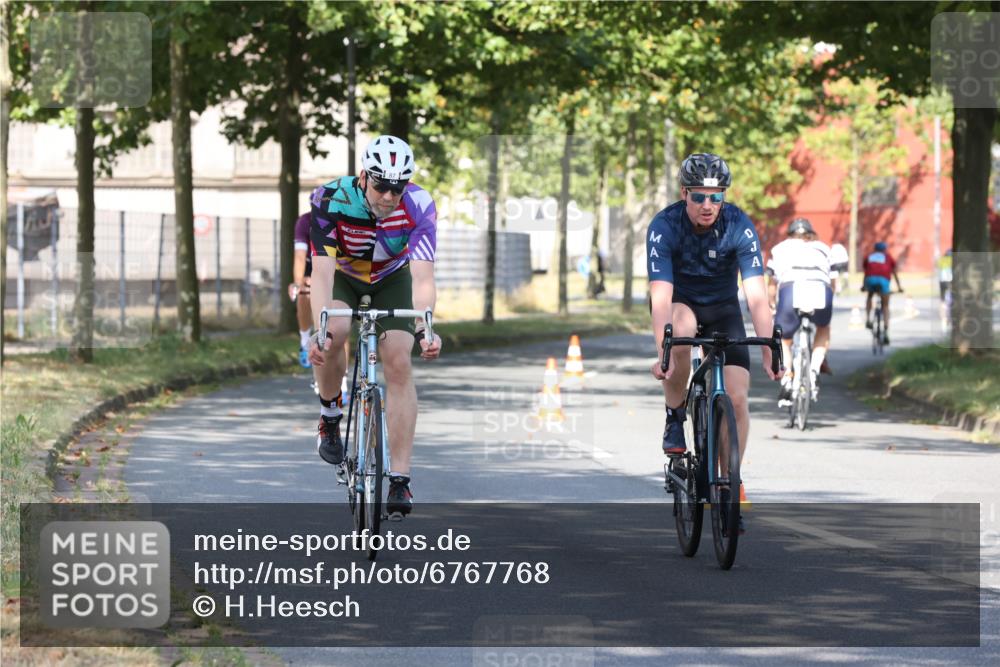 11.08.2024 - GEWOBA Citytriathlon Bremen H.Heesch http://msf.ph/oto/6767768 11.08.2024 10:20:59 Radfahren 4, 11, 20, 30, 45, 52, 58, 71, 87, 92 meine-sportfotos.de
