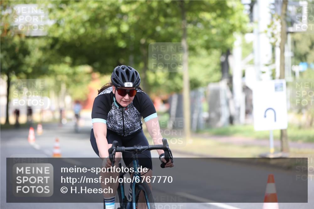 11.08.2024 - GEWOBA Citytriathlon Bremen H.Heesch http://msf.ph/oto/6767770 11.08.2024 10:38:25 Radfahren 3, 4, 11, 29, 43, 52, 58, 95 meine-sportfotos.de