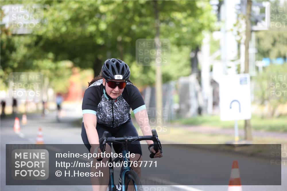 11.08.2024 - GEWOBA Citytriathlon Bremen H.Heesch http://msf.ph/oto/6767771 11.08.2024 10:38:25 Radfahren 3, 4, 11, 29, 43, 52, 58, 95 meine-sportfotos.de
