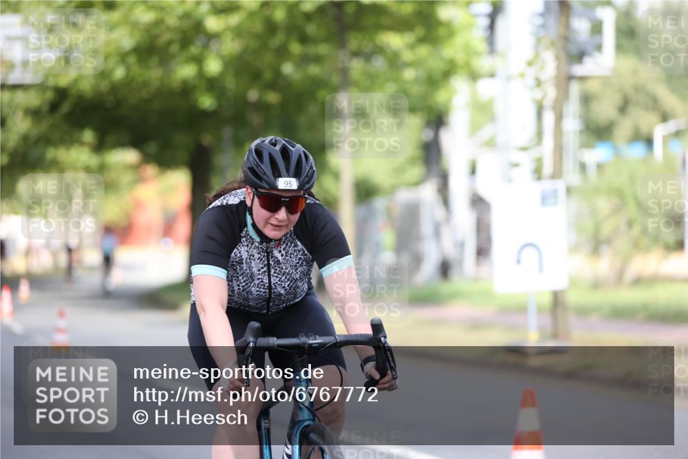 11.08.2024 - GEWOBA Citytriathlon Bremen H.Heesch http://msf.ph/oto/6767772 11.08.2024 10:38:25 Radfahren 3, 4, 11, 29, 43, 52, 58, 95 meine-sportfotos.de