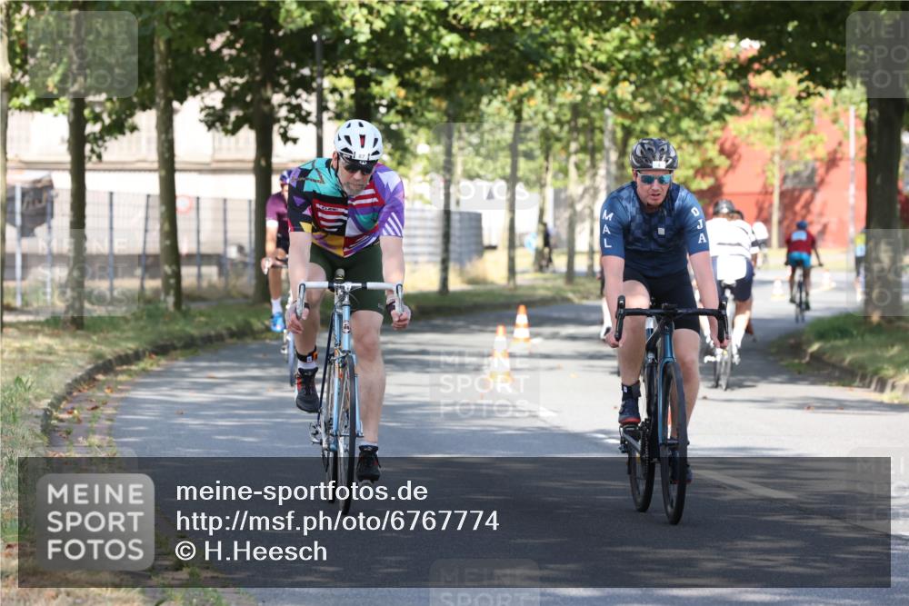 11.08.2024 - GEWOBA Citytriathlon Bremen H.Heesch http://msf.ph/oto/6767774 11.08.2024 10:20:59 Radfahren 4, 11, 20, 30, 45, 52, 58, 71, 87, 92 meine-sportfotos.de