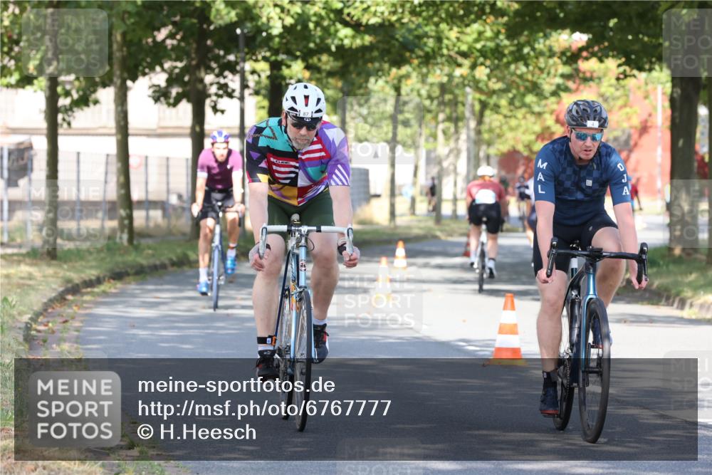 11.08.2024 - GEWOBA Citytriathlon Bremen H.Heesch http://msf.ph/oto/6767777 11.08.2024 10:20:59 Radfahren 4, 11, 20, 30, 45, 52, 58, 71, 87, 92 meine-sportfotos.de